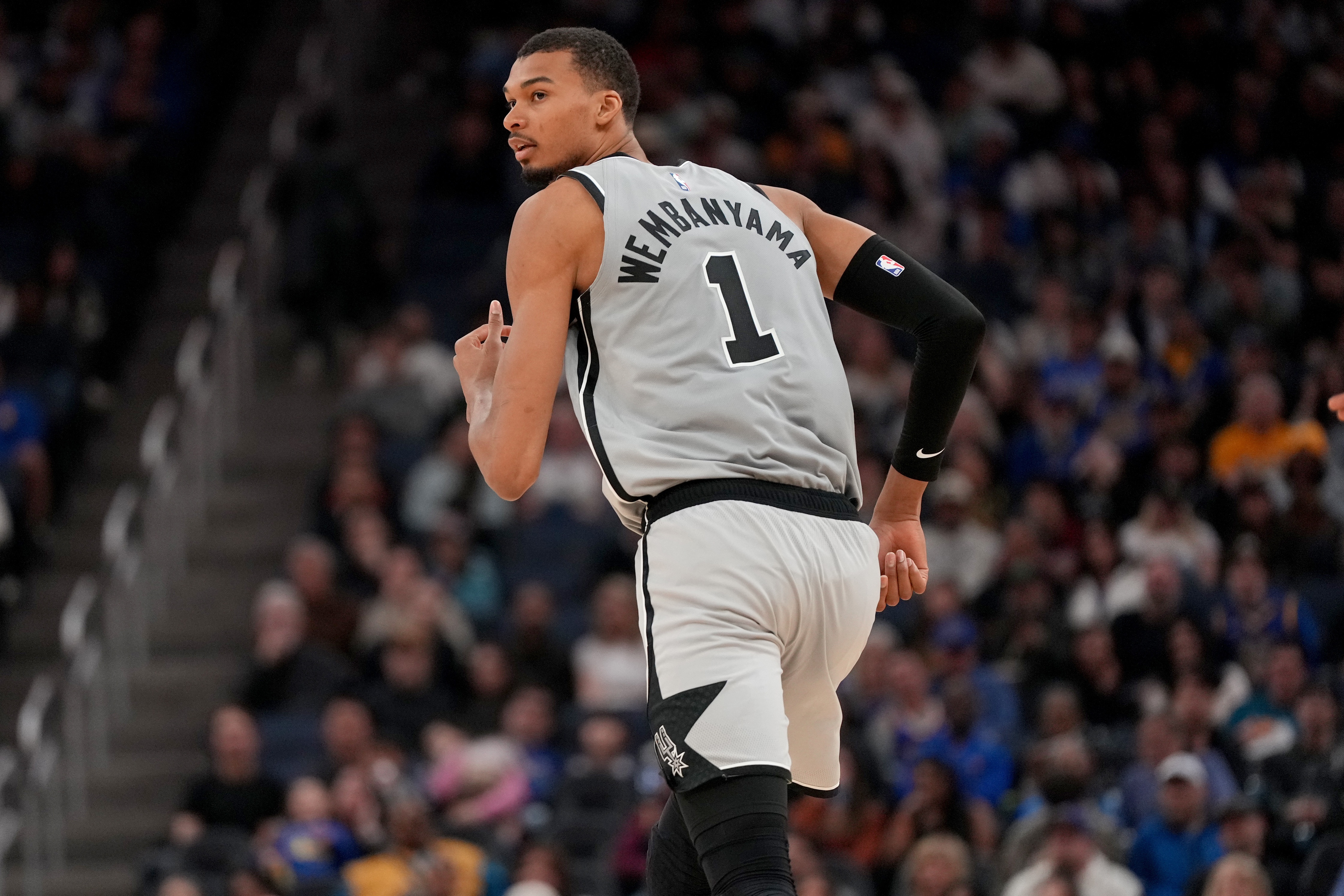 乐鱼官方网站-未来是你的！文班常规赛攻防高效场均25分11.5板3.1帽 荣膺盖帽王